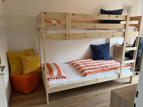 Un pat sau paturi într-o cameră la Ferienwohnung Am Blauen Hügel in Eckersdorf