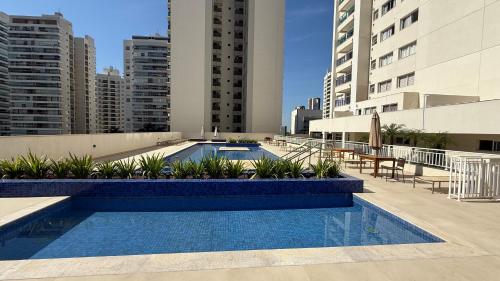 Bazén v ubytování Apartamento completo na melhor localização de Londrina - Gleba Palhano 300m Shopping e Lago Igapó nebo v jeho okolí