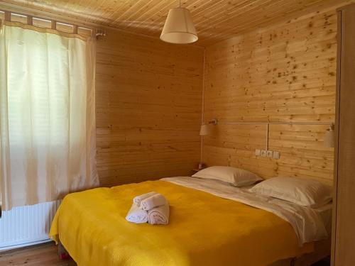 Postel nebo postele na pokoji v ubytování Mountain-View 3BR Wooden Cottage