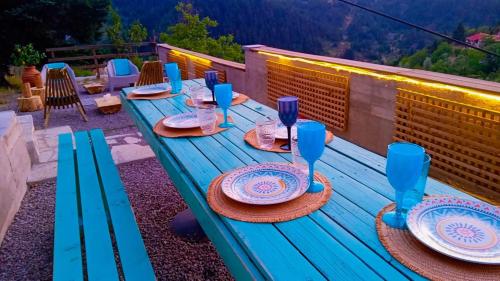 a blue picnic table with plates and blue glasses at Villa Dremissa in Pávliani