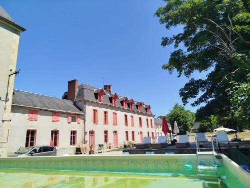 a view of the building from the pool at Grande maison avec piscine privée à Garchizy sur 650 m² in Garchizy