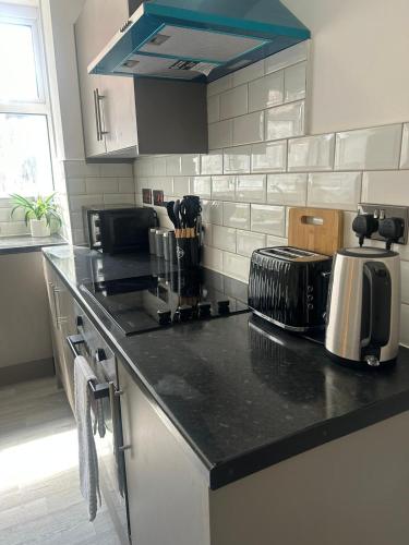 Una cocina o cocineta en Private Studio in Derby - Shared Kitchen # 1