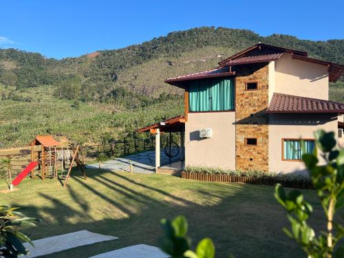 Pemandangan gunung umum atau pemandangan gunung yang diambil dari rumah percutian