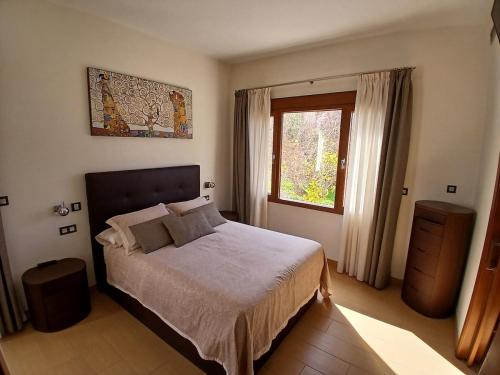 a bedroom with a bed and a window at Luna Bermeja in Casabermeja
