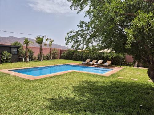 a swimming pool in the middle of a yard at Villa-l-arganier - Piscine - Sans vis-à-vis in Eddir