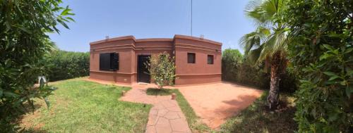 a small building in the middle of a yard at Villa-l-arganier - Piscine - Sans vis-à-vis in Eddir