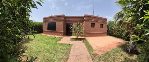 a small building in the middle of a yard at Villa-l-arganier - Piscine - Sans vis-à-vis in Eddir