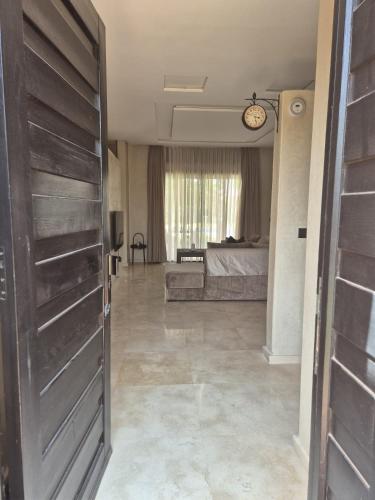 a room with a door leading to a bedroom at Villa-l-arganier - Piscine - Sans vis-à-vis in Eddir