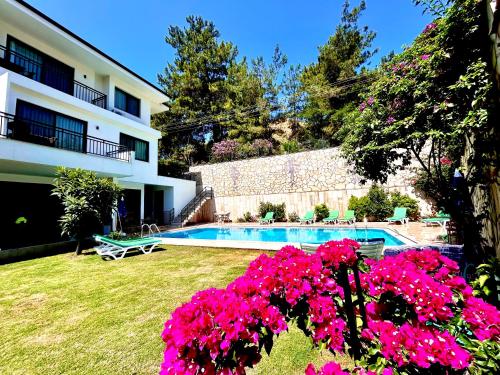 Bazén v ubytování White Suites İçmeler nebo v jeho okolí