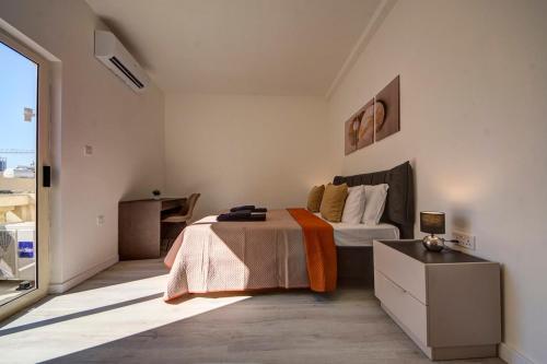 Ένα ή περισσότερα κρεβάτια σε δωμάτιο στο Luxurious Apartment steps from Spinola Bay