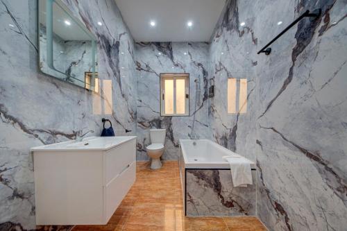Ένα μπάνιο στο Luxurious Apartment steps from Spinola Bay