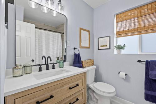 Bilik mandi di Park Hill Haven - 2 Bedroom Townhome in the Heart of Denver