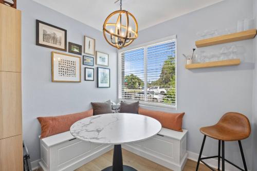 Ruang duduk di Park Hill Haven - 2 Bedroom Townhome in the Heart of Denver