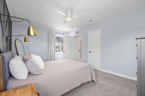 Katil atau katil-katil dalam bilik di Park Hill Haven - 2 Bedroom Townhome in the Heart of Denver