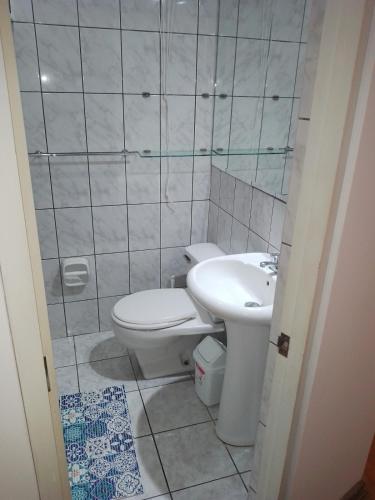a bathroom with a toilet and a sink at Miraflores, Lima, apartamento 2 dormitorios in Lima