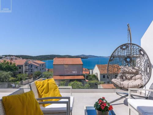 House with a sea view with private parking - Okrug Gornji