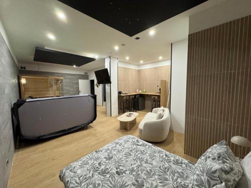 En eller flere senge i et værelse på Élégance spa suite