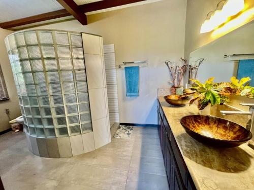 a bathroom with two sinks and a shower at 3 bedrooms Ocean view Villa Keanu in Pavones