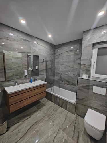 Ένα μπάνιο στο Large Deluxe Apartment