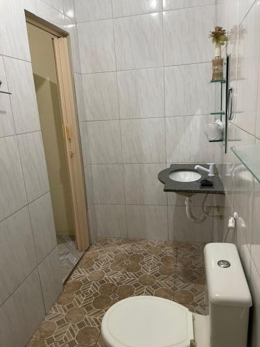 ein Badezimmer mit Toilette und Waschbecken in der Unterkunft Recanto do Lima in Camocim