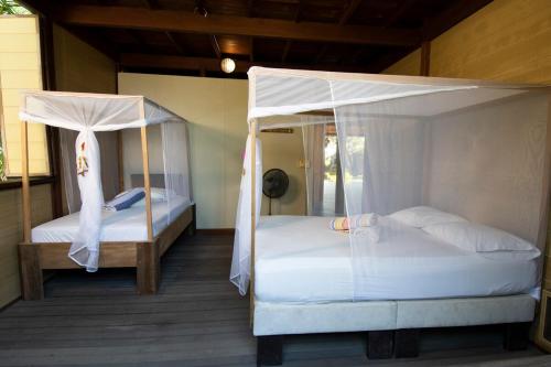 two beds in a room withthritisthritislictslictslictslicts at Beach House la Tortuga, Punta Seca, Rincón del Mar 