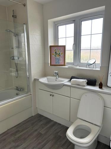 Ένα μπάνιο στο Beautiful 4-Bedroom Home for Groups & Families