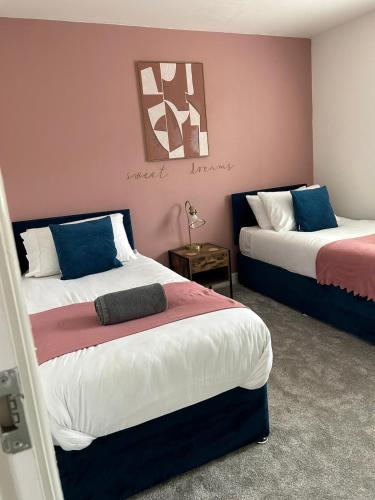 Ένα ή περισσότερα κρεβάτια σε δωμάτιο στο Beautiful 4-Bedroom Home for Groups & Families