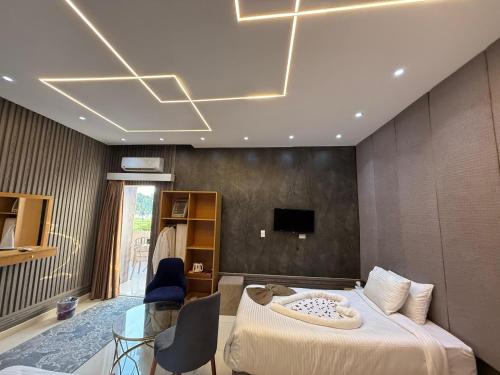 TV a/nebo společenská místnost v ubytování Golden Golf Pyramids Hotel