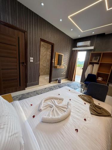 Postel nebo postele na pokoji v ubytování Golden Golf Pyramids Hotel