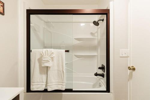 een badkamer met een douche en witte handdoeken bij Blissful Bay Cabin in Big Bear Lake