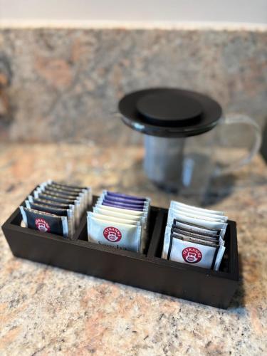 Utensilios para hacer té y café en Eclectic Gem in Old Town