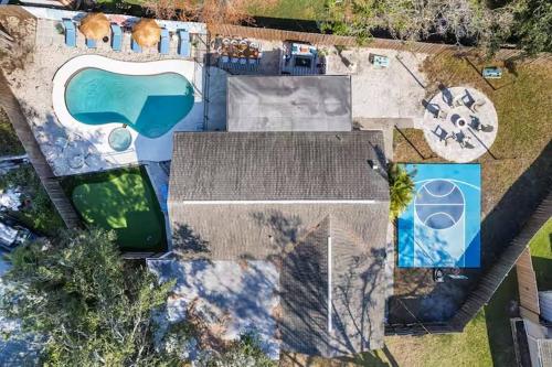 an overhead view of a house with a swimming pool at New listing~10 min to beach~Back yard fun~Pool in Cross Bayou