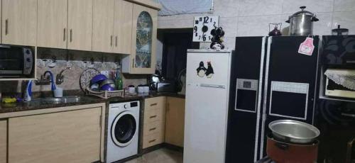 Kuchyň nebo kuchyňský kout v ubytování العنبق هاوس