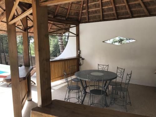 a dining room with a table and chairs at Les Filaos-Villa entre fleuve saloum et ocean in Palmarin