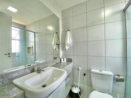 une salle de bains blanche avec toilettes et lavabo dans l'établissement Sweet Home at the Beach - Next to Beach Park, à Aquiraz