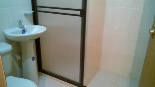 a bathroom with a shower and a sink at Apartamento cerca a Parque de Bello Antioquia in Bello