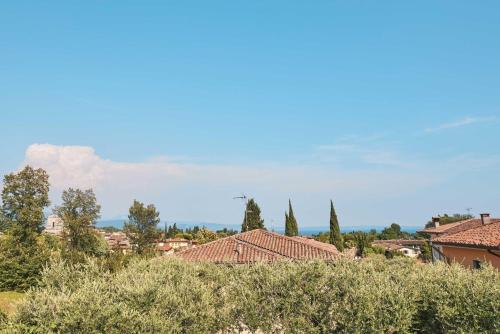 un grupo de casas con árboles y techos en Domus Olea, en San Felice del Benaco