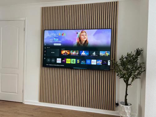 Una televisión o centro de entretenimiento en NEW refurbished Luxurious home with great transport links