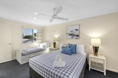 ein Schlafzimmer mit zwei Betten und einem Fenster in der Unterkunft Oaks Family Getaway - Resort, Beach in Golden Beach