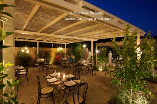 Il Frantoio Campingにあるレストランまたは飲食店