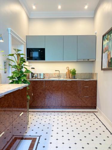 Una cocina o zona de cocina en Eclectic Gem in Old Town