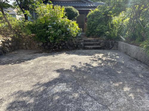 a driveway in front of a house with a building at 高島市一棟貸切貸別荘グループファミリーok 大人数でご利用だとお得連泊がお得BBQ可能自転車無料利用可ペット可 in Takashima