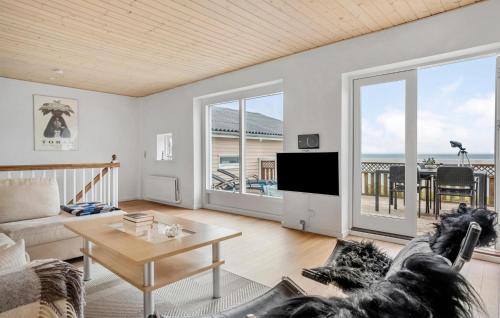 アリンエにある3 Bedroom Beautiful Apartment In Allingeのリビングルーム(ソファベッドに犬を寝かせたまま)