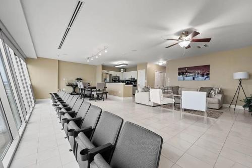 Μια τηλεόραση ή/και κέντρο ψυχαγωγίας στο 3/3 Condo on Texas Motor Speedway