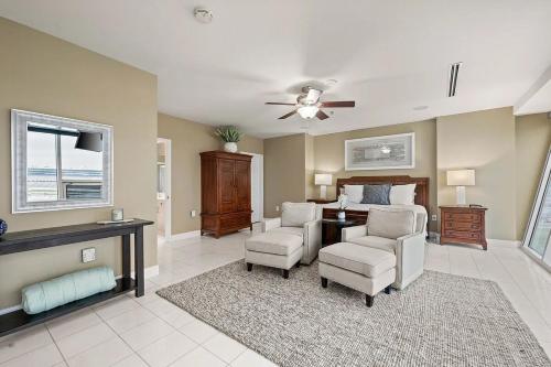 Χώρος καθιστικού στο 3/3 Condo on Texas Motor Speedway