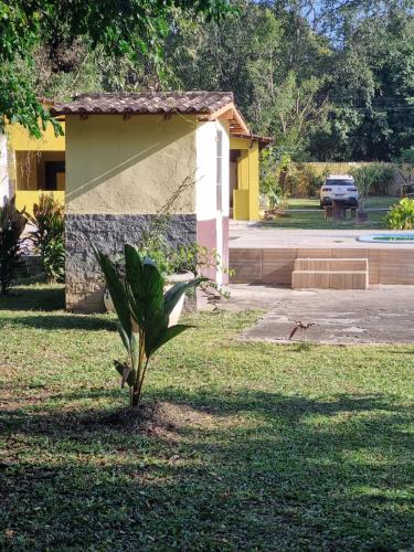 Taman di luar Sítio Refúgio do Lobo