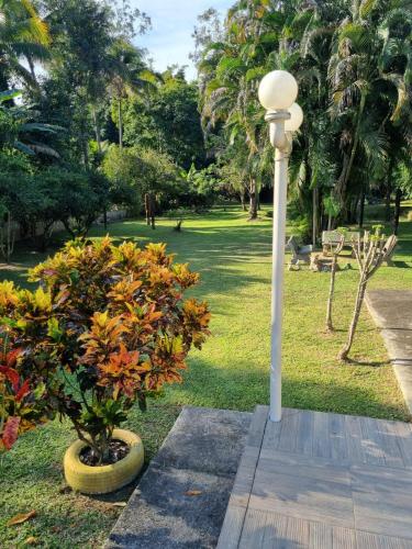 Taman di luar Sítio Refúgio do Lobo