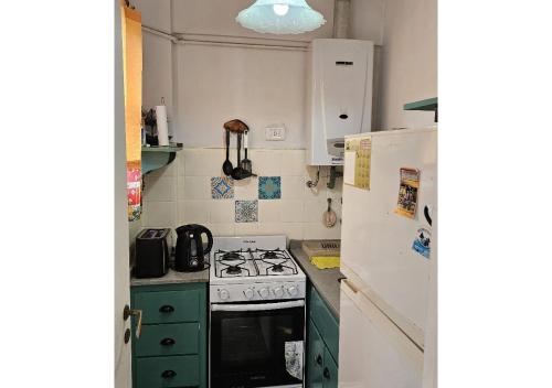 une cuisine avec une cuisinière et un réfrigérateur dans l'établissement MDQ viva!, à Mar del Plata