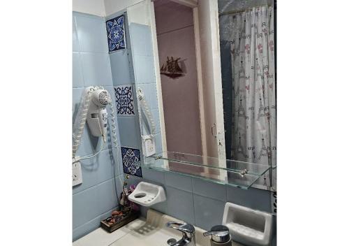 une salle de bain avec deux lavabos et un miroir dans l'établissement MDQ viva!, à Mar del Plata