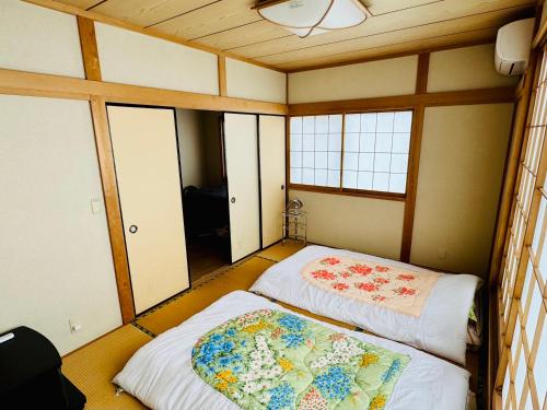 a small room with two beds in it at 麗静亭 in Koga